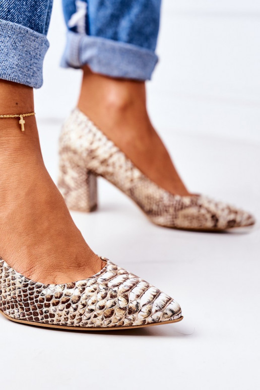 Chaussures de couleur or avec motifs serpent