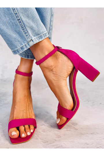 Chaussures à talons roses... 2
