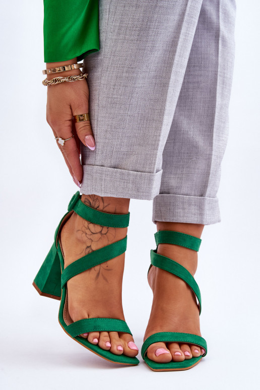 Elegante Wildlederschuhe mit hohen... Elegante Wildlederschuhe mit hohen...