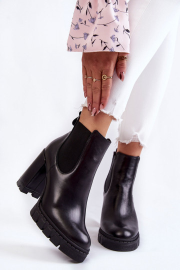 Stiefel mit Absatz in der...