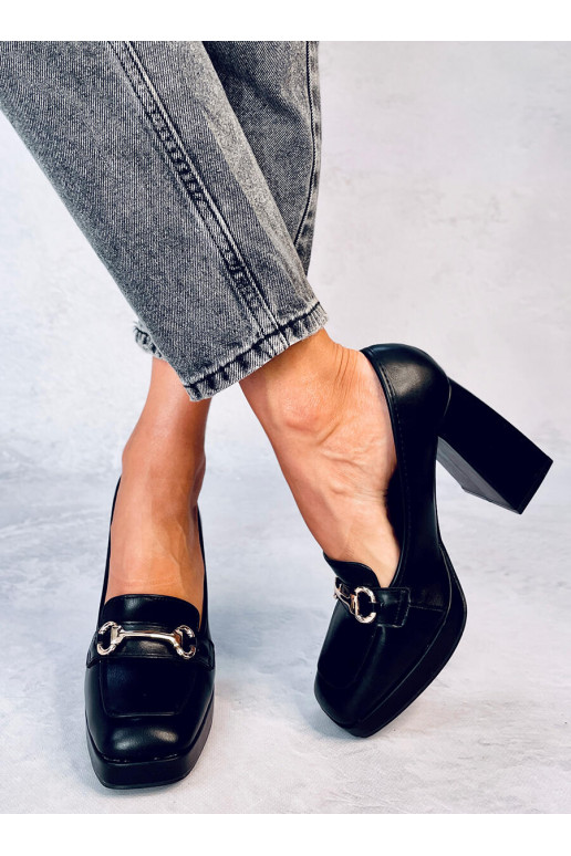 Une chaussure stylée à talon épais de...