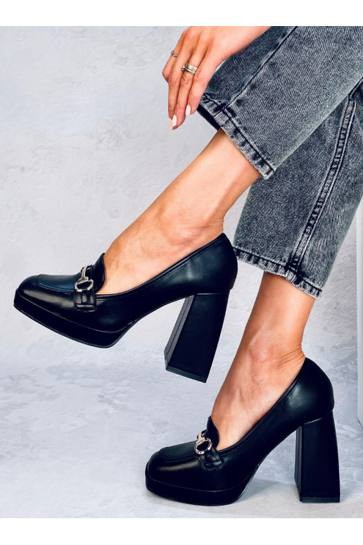 Une chaussure stylée à talon épais de...