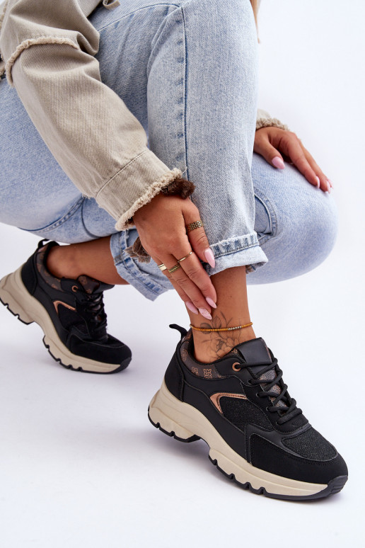 Sportschuhe mit Schnürsenkeln in der... Sportschuhe mit Schnürsenkeln in der...
