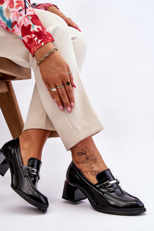 Chaussures laquées de couleur noire... Chaussures laquées de couleur noire...