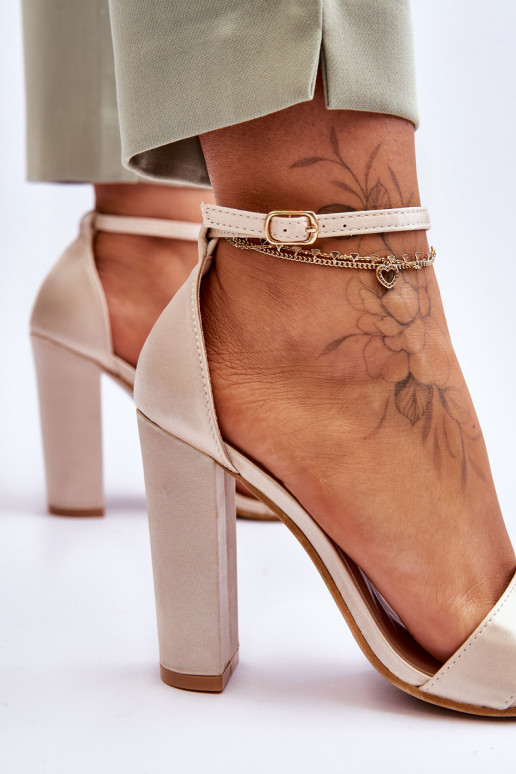 Sandalen aus Satinmaterial mit Absätzen in der Farbe Beige von Linsy
