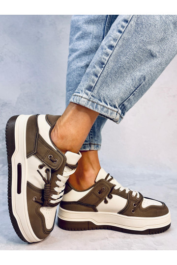 Chaussures modèle baskets à... 2