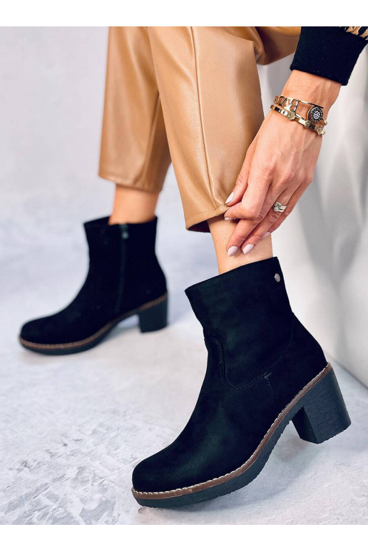 Schuhe mit Gummiabsatz in der Farbe... Schuhe mit Gummiabsatz in der Farbe...