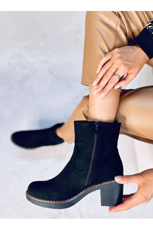 Chaussures à talon en caoutchouc de... Chaussures à talon en caoutchouc de...