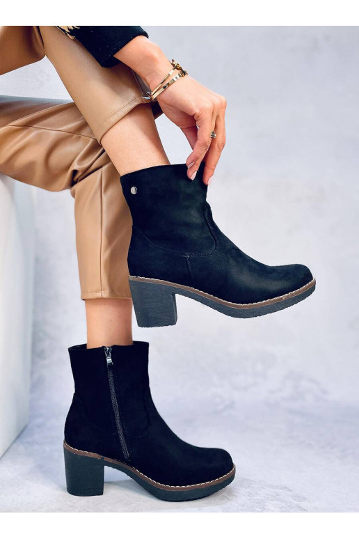 Chaussures à talon en caoutchouc de... Chaussures à talon en caoutchouc de...