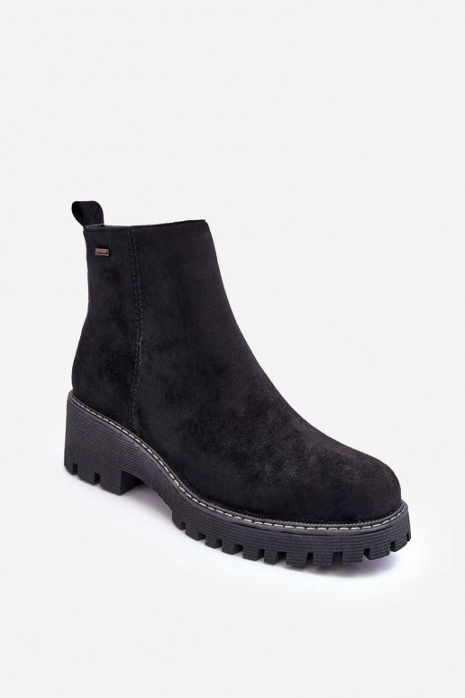 Les bottes en daim à talons larges... Les bottes en daim à talons larges...