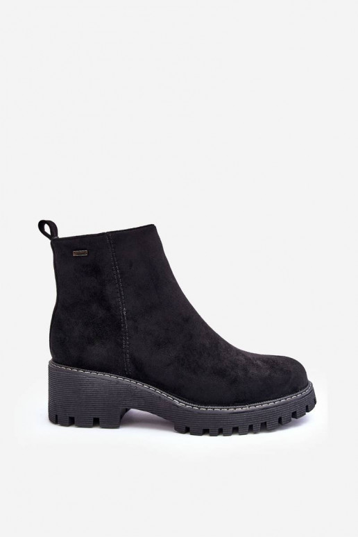 Les bottes en daim à talons larges... Les bottes en daim à talons larges...