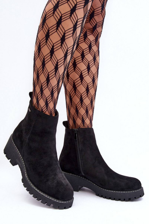 Les bottes en daim à talons larges... Les bottes en daim à talons larges...