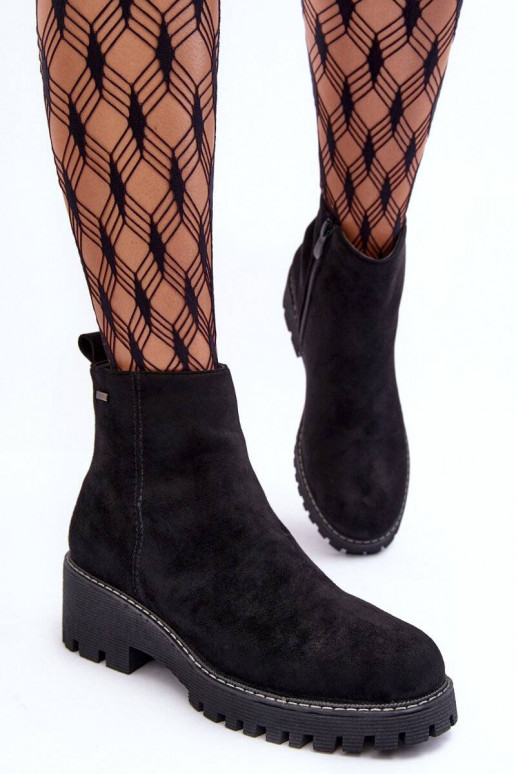 Les bottes en daim à talons larges... Les bottes en daim à talons larges...