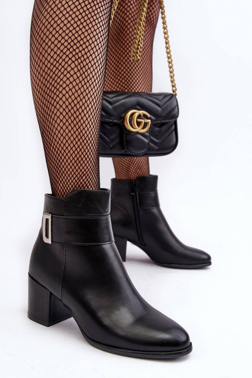 Stiefel mit hohem Absatz in der Farbe... Stiefel mit hohem Absatz in der Farbe...