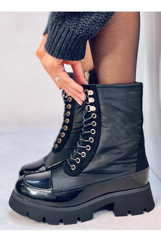 Stiefel mit Schnürsenkeln in der...