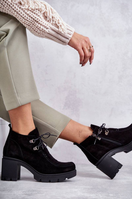 Wildleder-Stiefeletten mit Riemen in... Wildleder-Stiefeletten mit Riemen in...