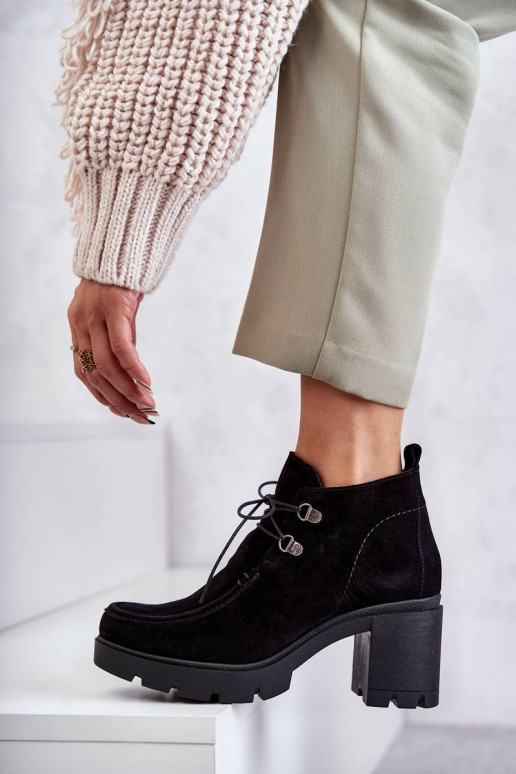 Wildleder-Stiefeletten mit Riemen in... Wildleder-Stiefeletten mit Riemen in...