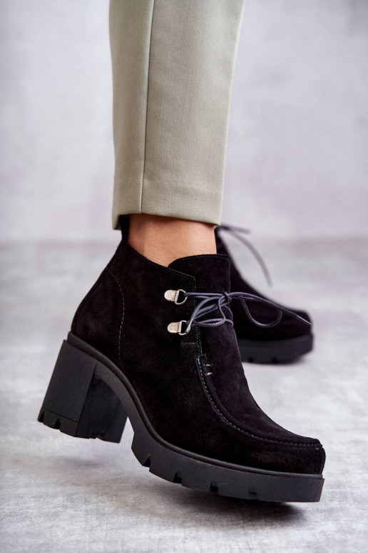 Wildleder-Stiefeletten mit Riemen in... Wildleder-Stiefeletten mit Riemen in...