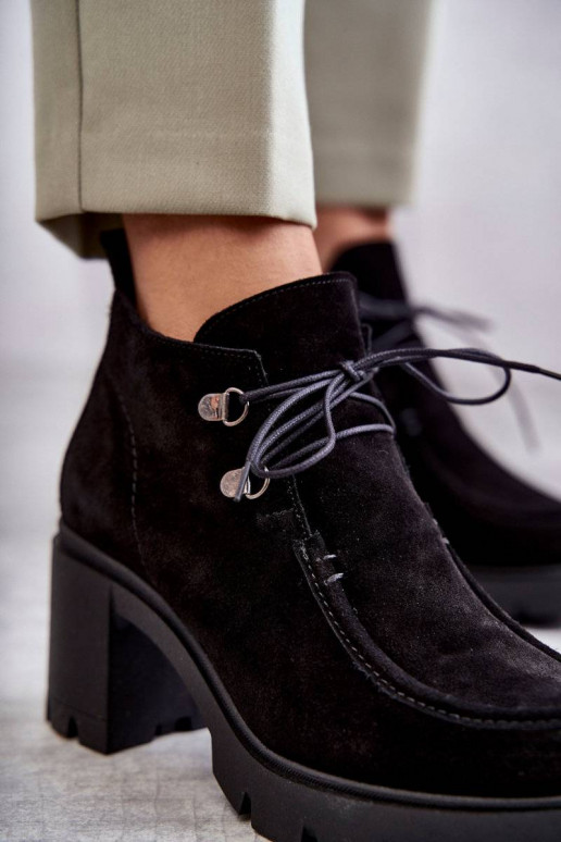 Wildleder-Stiefeletten mit Riemen in... Wildleder-Stiefeletten mit Riemen in...