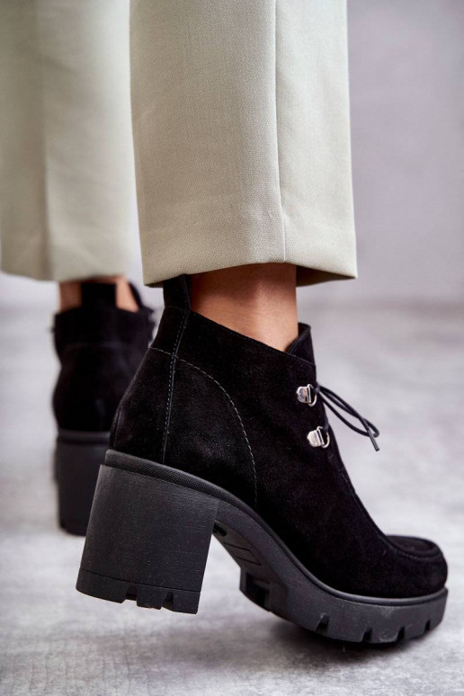 Wildleder-Stiefeletten mit Riemen in... Wildleder-Stiefeletten mit Riemen in...
