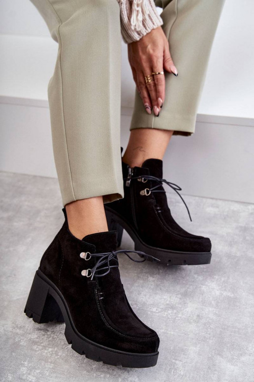 Wildleder-Stiefeletten mit Riemen in... Wildleder-Stiefeletten mit Riemen in...