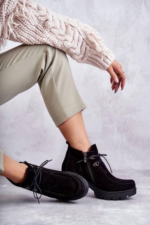 Bottines en daim à brides en noir... Bottines en daim à brides en noir...