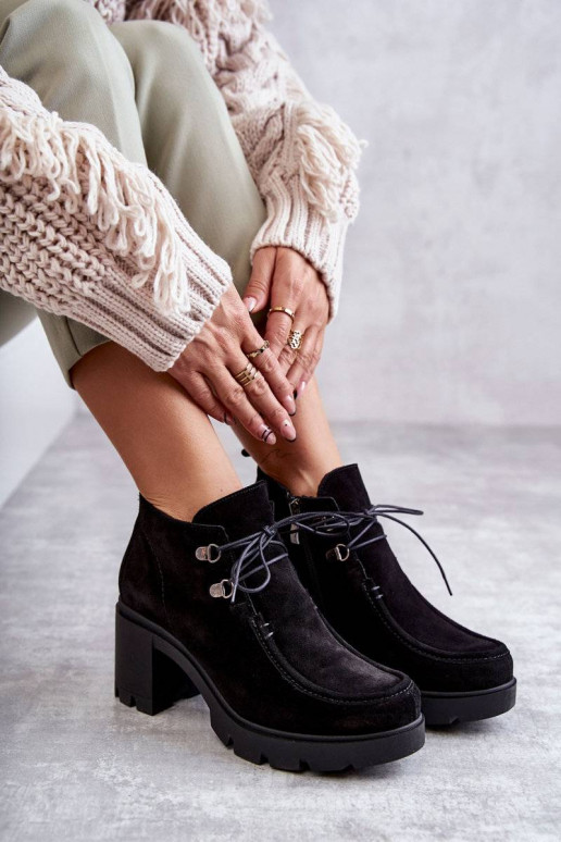 Wildleder-Stiefeletten mit Riemen in... Wildleder-Stiefeletten mit Riemen in...