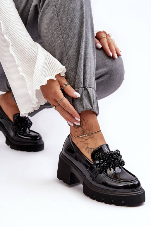 Chaussures en cuir verni pour femmes avec ornements de couleur noire Renesma