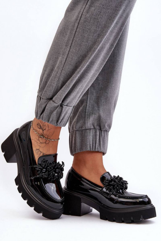 Chaussures en cuir verni pour femmes avec ornements de couleur noire Renesma