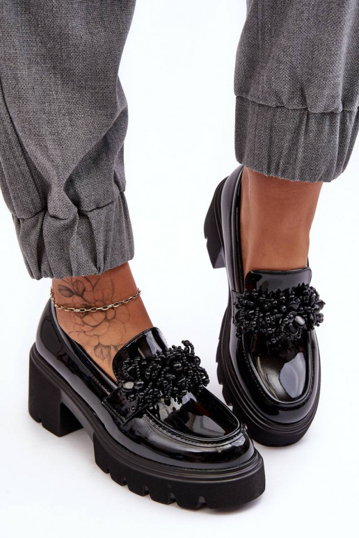 Chaussures en cuir verni pour femmes avec ornements de couleur noire Renesma