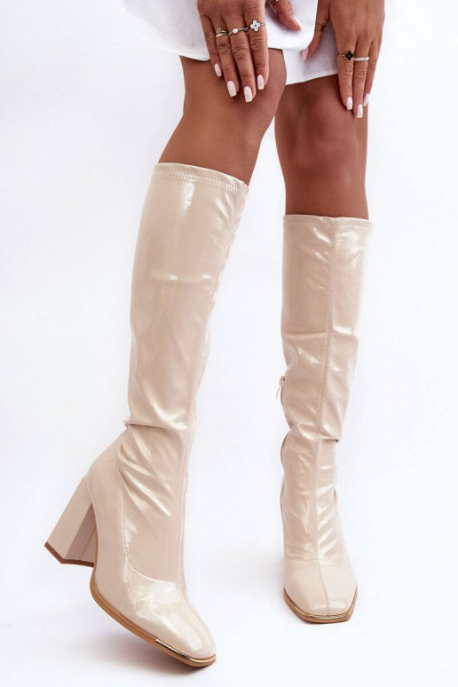 Chaussures à talons laquées de couleur beige Mlokva