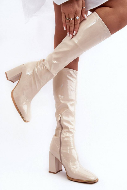Chaussures à talons laquées de couleur beige Mlokva