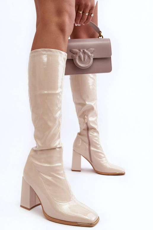 Chaussures à talons laquées de couleur beige Mlokva