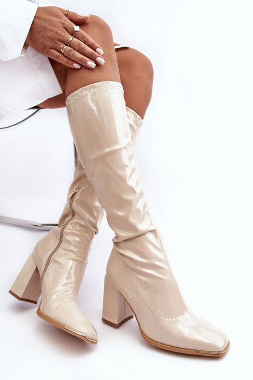 Chaussures à talons laquées de couleur beige Mlokva
