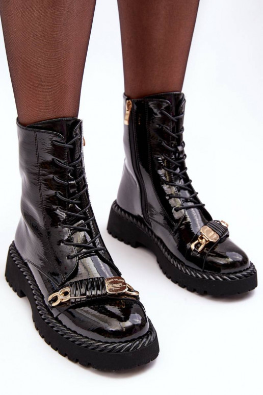 Bottines laquées avec ornements en...