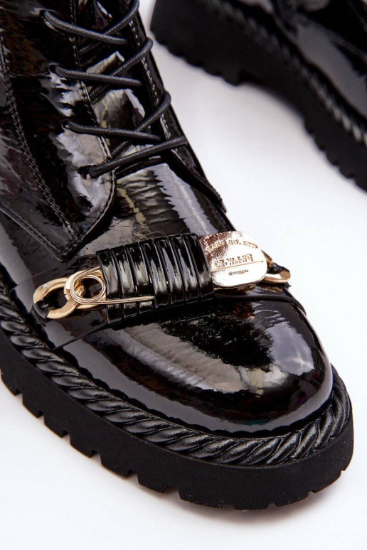 Gelakte laarzen met ornamenten in... Gelakte laarzen met ornamenten in...