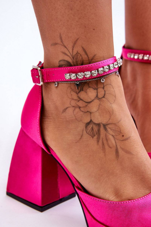 Modische glänzende Schuhe mit breiten... Modische glänzende Schuhe mit breiten...