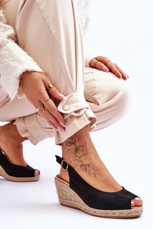 Plateausandalen aus Wildleder in der... Plateausandalen aus Wildleder in der...