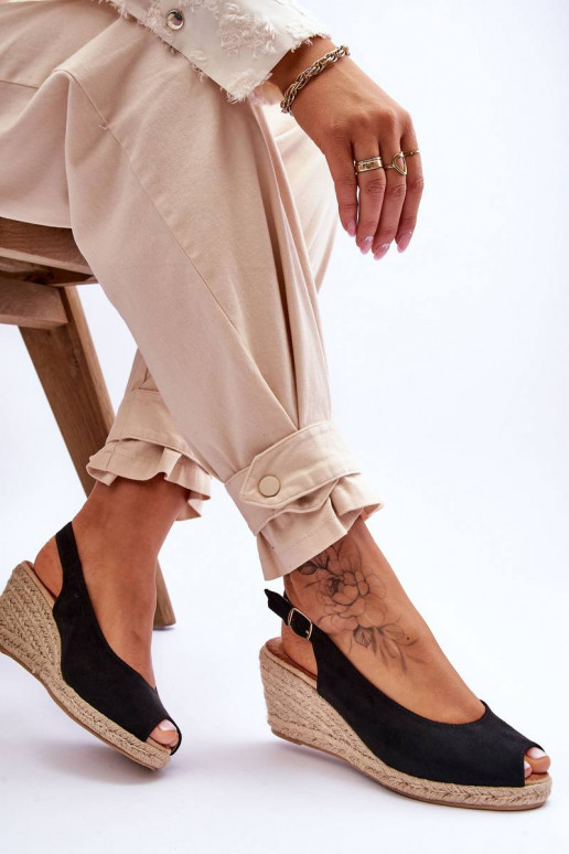 Plateausandalen aus Wildleder in der... Plateausandalen aus Wildleder in der...