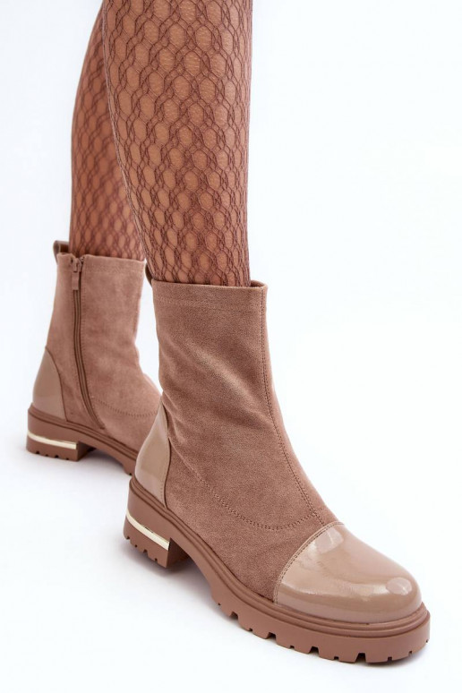 Bottines de modèle classique à talons... Bottines de modèle classique à talons...