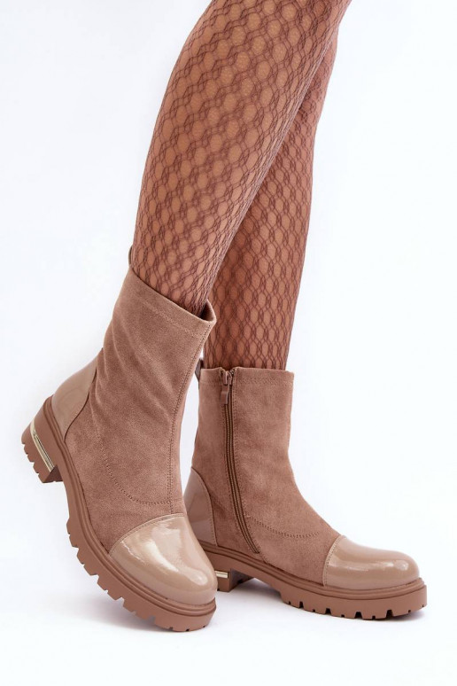 Bottines de modèle classique à talons... Bottines de modèle classique à talons...