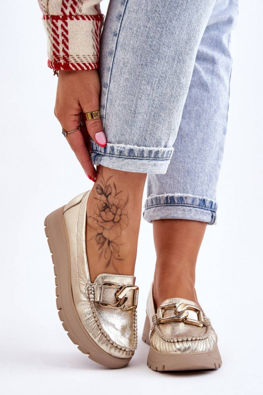 Met goud versierde platformmocassins... Met goud versierde platformmocassins...