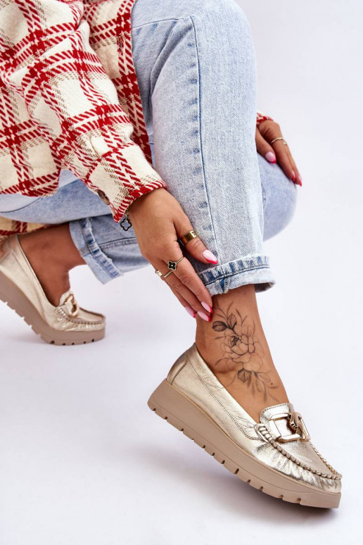 Goldverzierte Plateau-Mokassins von... Goldverzierte Plateau-Mokassins von...