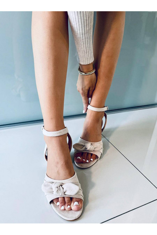 Stijlvolle sandalen met hoge hakken...