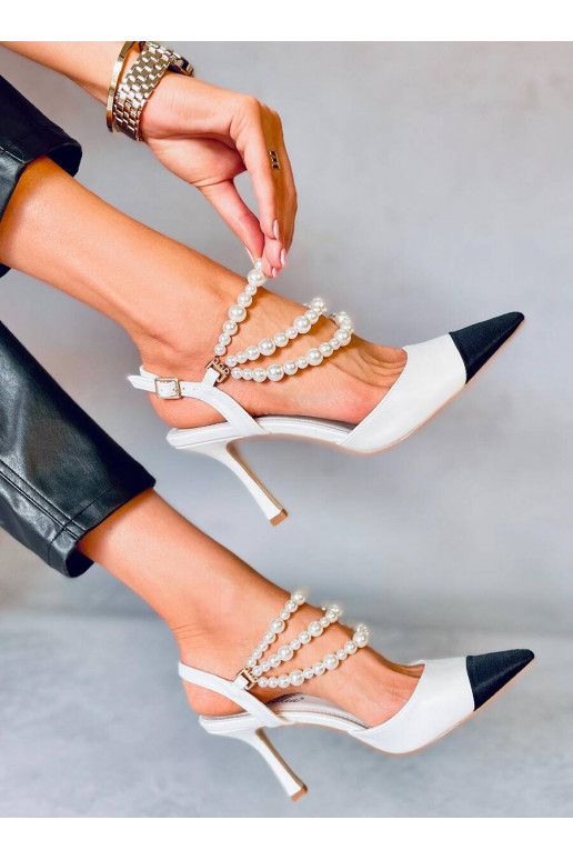 Chaussures avec décorations en perles...