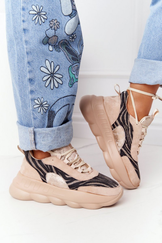 Schuhe im sportlichen Stil mit...