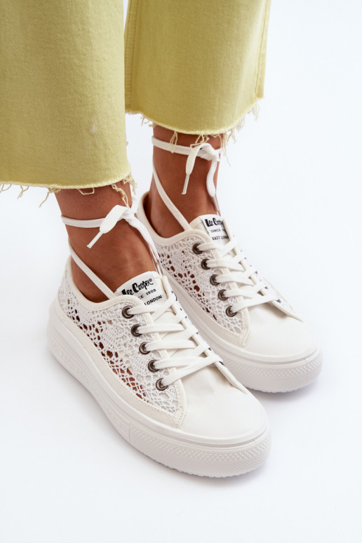 Freizeitschuhe mit Spitzenmotiven in... Freizeitschuhe mit Spitzenmotiven in...