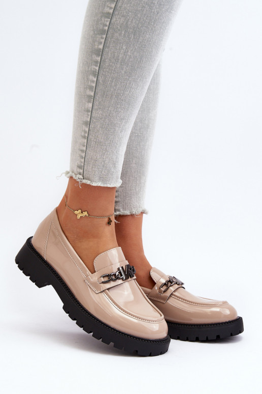 Mokassins mit Lackeffekt und breiten Absätzen in Beige von Ezoma