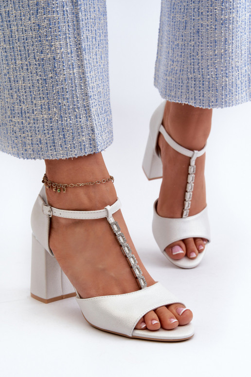 Elegante Wildleder-High-Heels mit funkelnden Ösen in Silber von Aniya