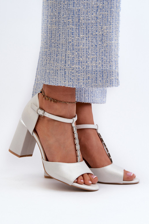 Elegante Wildleder-High-Heels mit funkelnden Ösen in Silber von Aniya